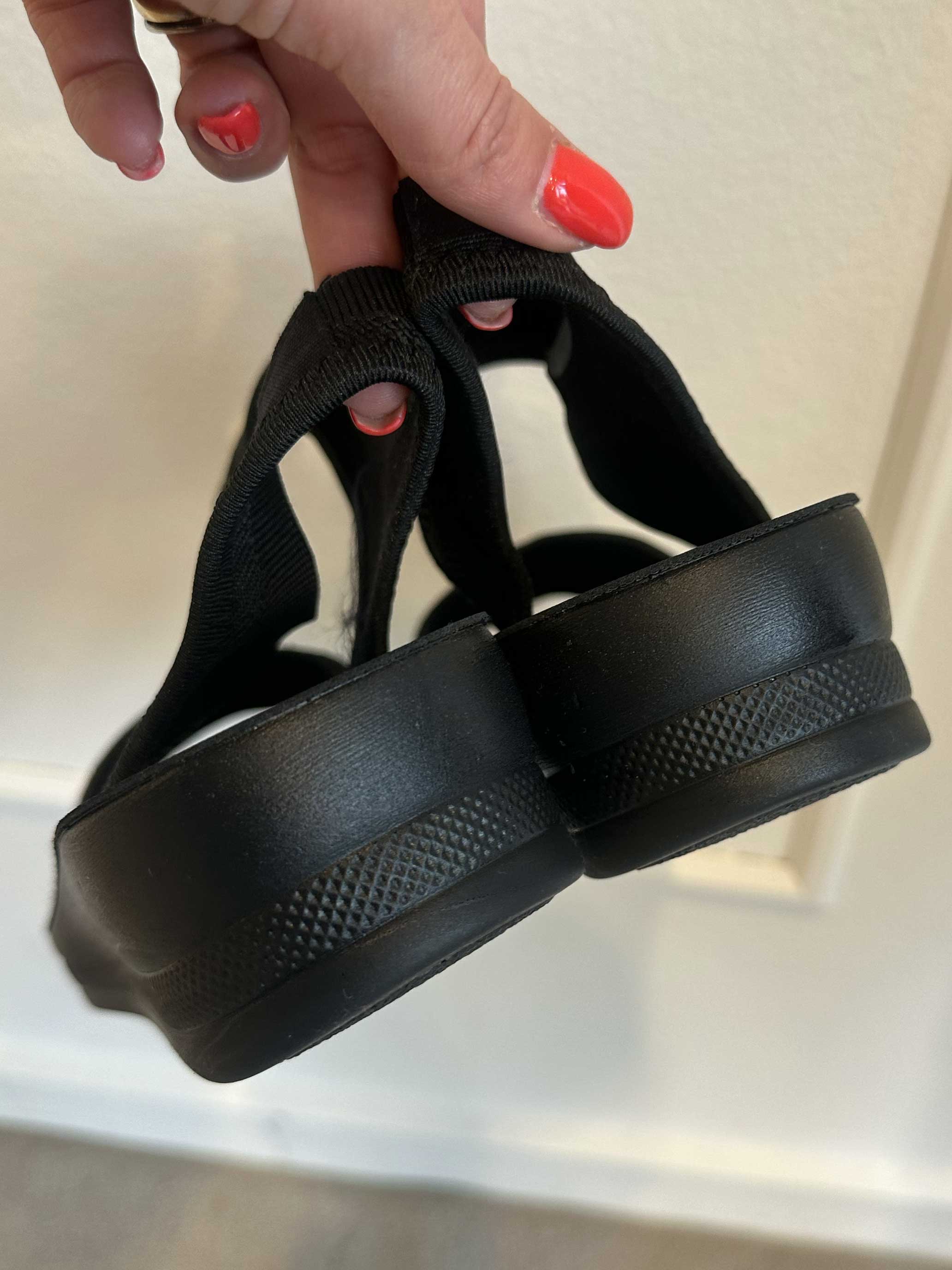 Jolina - Mjuka sandaler med liten klack och stretchrem